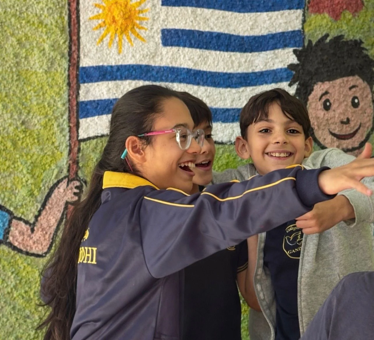 Docente con estudiantes